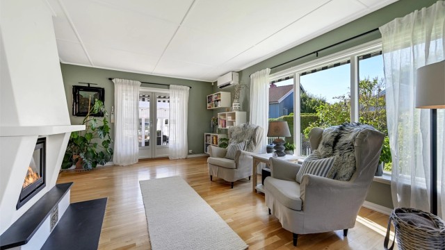 Fra stuen leder doble glassdører direkte ut til treterrassen.