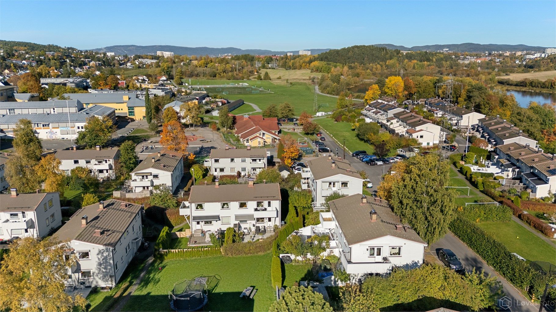 Abildsø skole og idrettsfasiliteter ligger kun få minutters gange unna.