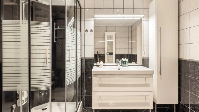 Rommet er utstyrt med dusjkabinett, servantinnredning med god oppbevaring og høyskap.