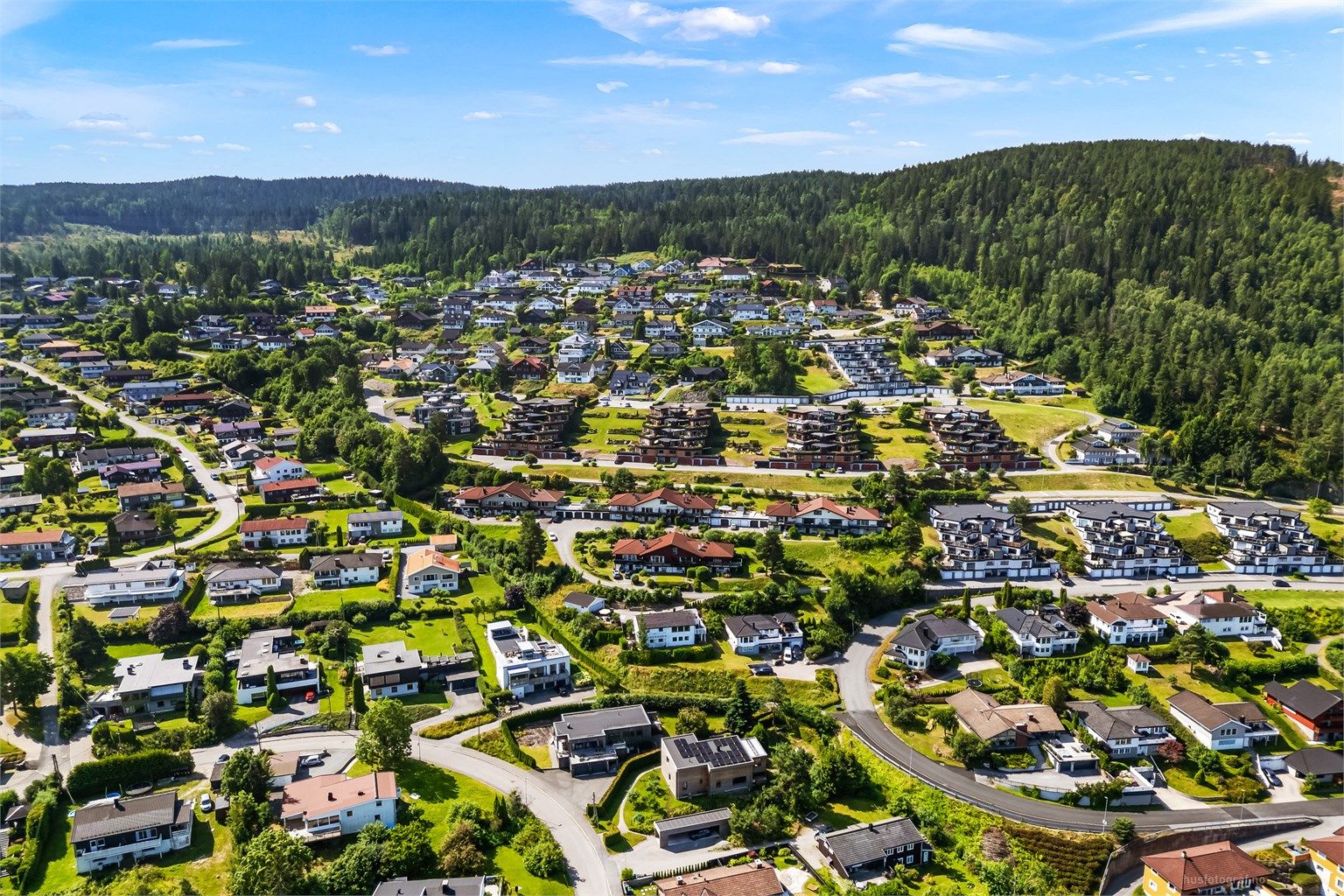 Kort gangavstand til bussholdeplass (både Jutulveien og Drafnkollen 98) med forbindelser til Drammen sentrum.