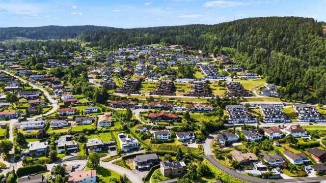 Kort gangavstand til bussholdeplass (både Jutulveien og Drafnkollen 98) med forbindelser til Drammen sentrum.