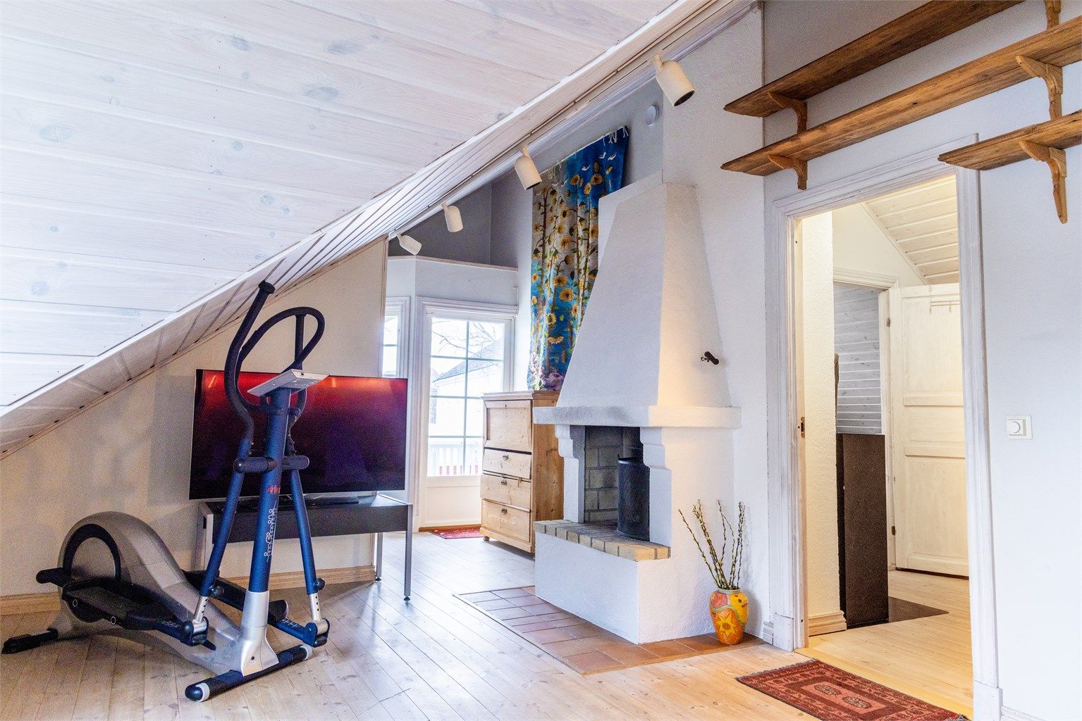 To ildsteder inngår i andre etasje; gruepeis i stuen, vedovn i gangen. Boligen er uten loft og har i stedet høye himlinger som påvirker romfølelsen meget positivt.