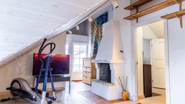 To ildsteder inngår i andre etasje; gruepeis i stuen, vedovn i gangen. Boligen er uten loft og har i stedet høye himlinger som påvirker romfølelsen meget positivt.
