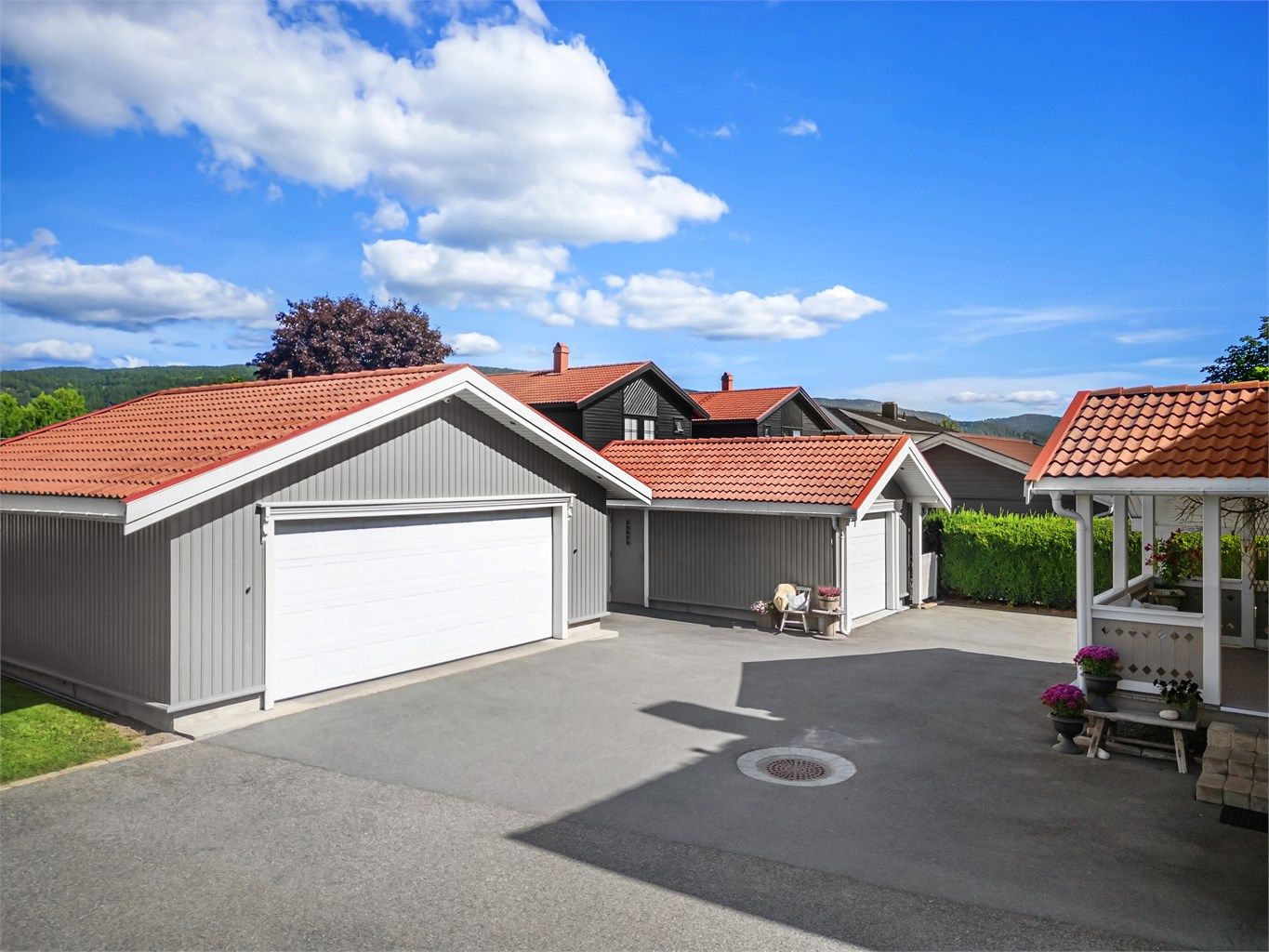 Parkering i enkelgarasje og dobbelgarasje. I tillegg er det gode parkeringsmuligheter på asfaltert gårdsplass.
Foto: Emotional Landscape Production Ole Thoresen