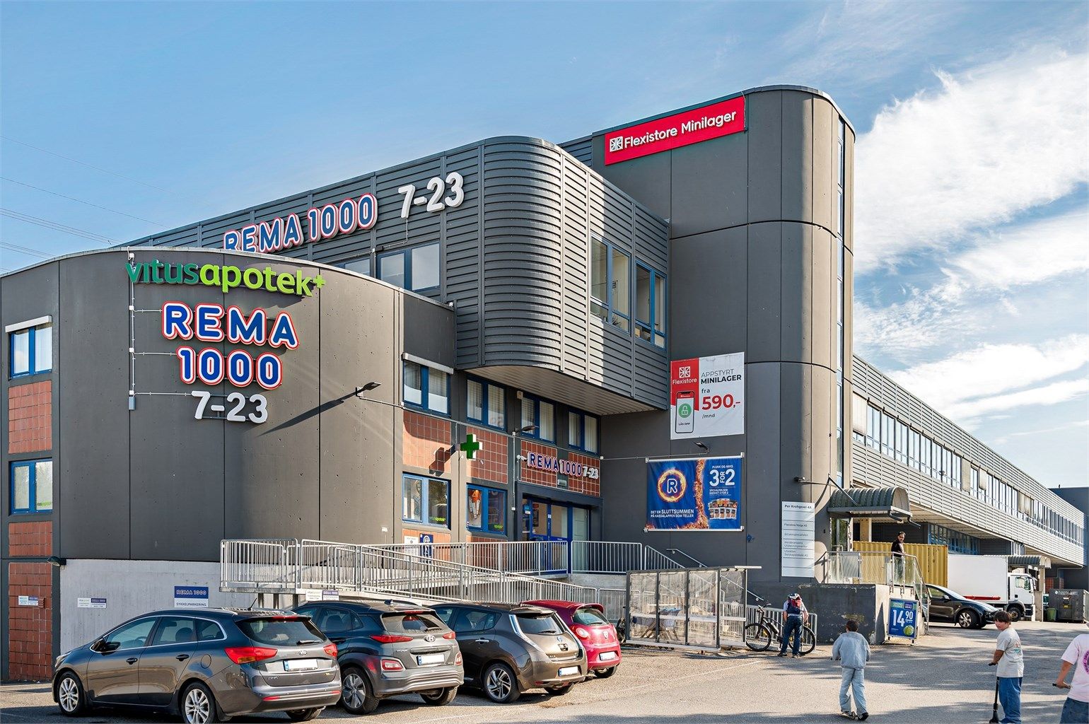 Fra boligen er det kort vei til både Rema1000 og Apotek. Og hvis du er fysen på en god burger finner du den rett over veien på Esso! 