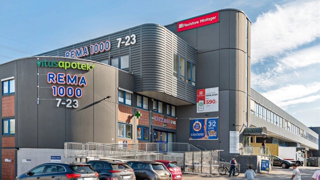Fra boligen er det kort vei til både Rema1000 og Apotek. Og hvis du er fysen på en god burger finner du den rett over veien på Esso!