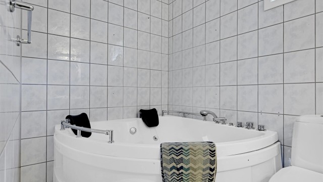 Rommet er flislagt og har varme i gulvet