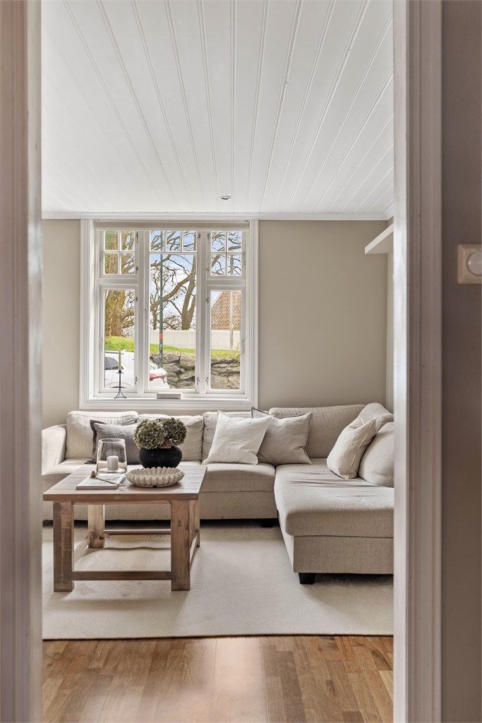 Store vindusflater som gir godt med naturlig lys. Foto: Martin Nordbø.