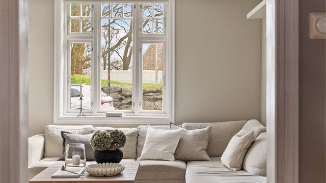 Store vindusflater som gir godt med naturlig lys. Foto: Martin Nordbø.