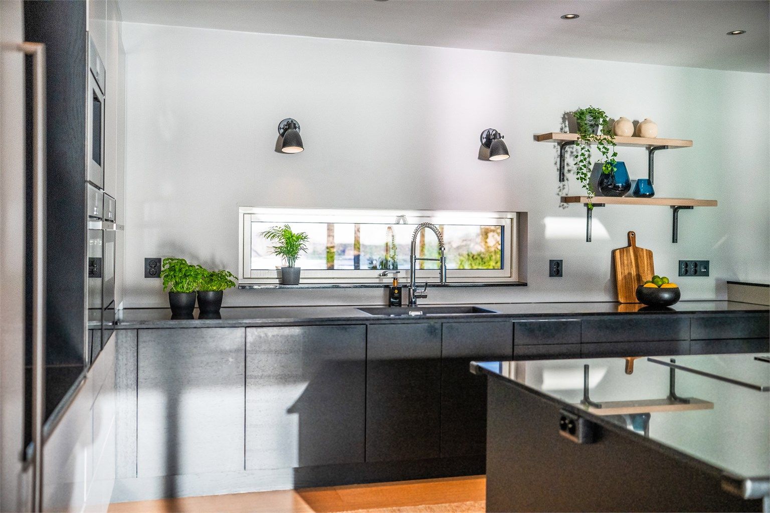 Det er kjøleskap, fryseskap, oppvaskmaskin, vinskap, induksjonstopp med integrert ventilator og utlufting via yttervegg, kaffemaskin, stekeovn/mikrobølgeovn og stekeovn. 