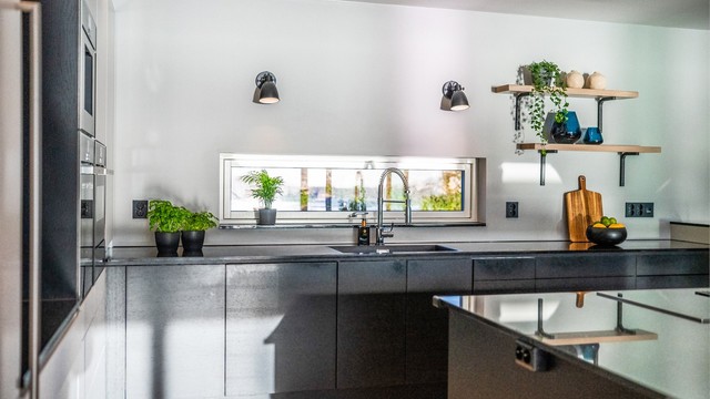 Det er kjøleskap, fryseskap, oppvaskmaskin, vinskap, induksjonstopp med integrert ventilator og utlufting via yttervegg, kaffemaskin, stekeovn/mikrobølgeovn og stekeovn.