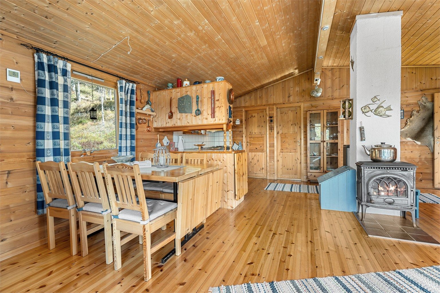 Åpen løsning mellom stue og kjøkken gir gode sosiale soner og en luftig romfølelse.