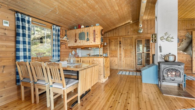 Åpen løsning mellom stue og kjøkken gir gode sosiale soner og en luftig romfølelse.