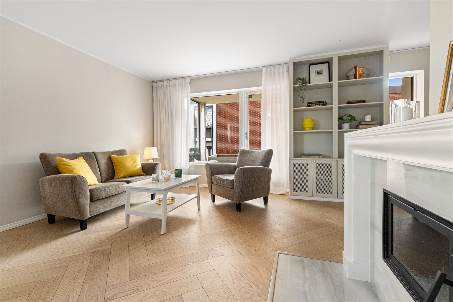 Stuen har en takhøyde på cirka 2,38 meter og plassbygde hyller som gir både karakter og praktisk oppbevaring.