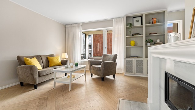 Stuen har en takhøyde på cirka 2,38 meter og plassbygde hyller som gir både karakter og praktisk oppbevaring.