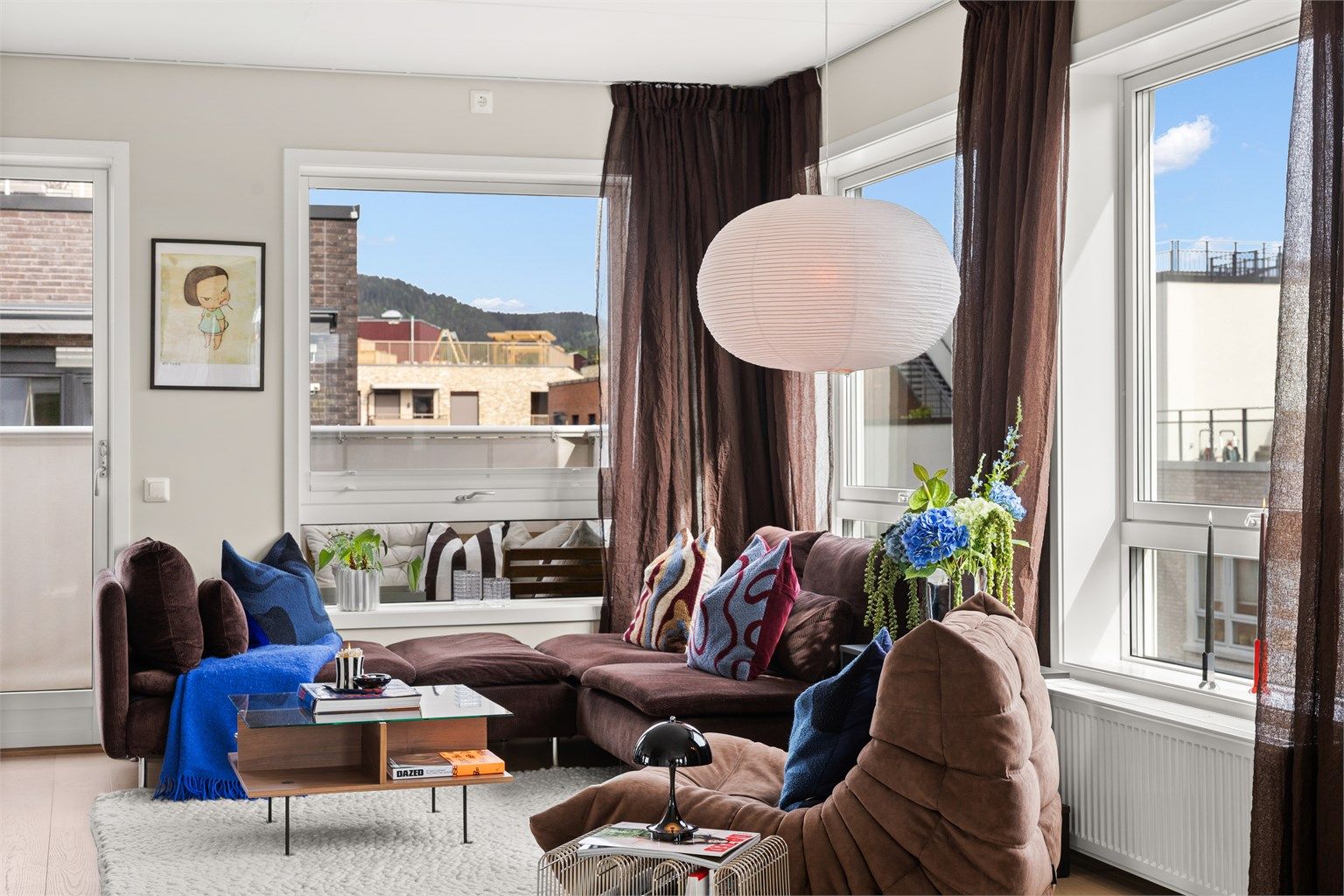 Store vindusflater som gir godt lysinnslipp. 