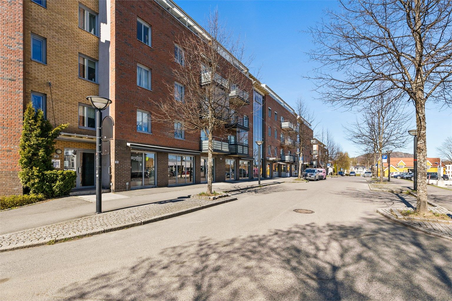 Boligen ligger sentralt til i Asker med kort vei til alt Asker sentrum har å by på.