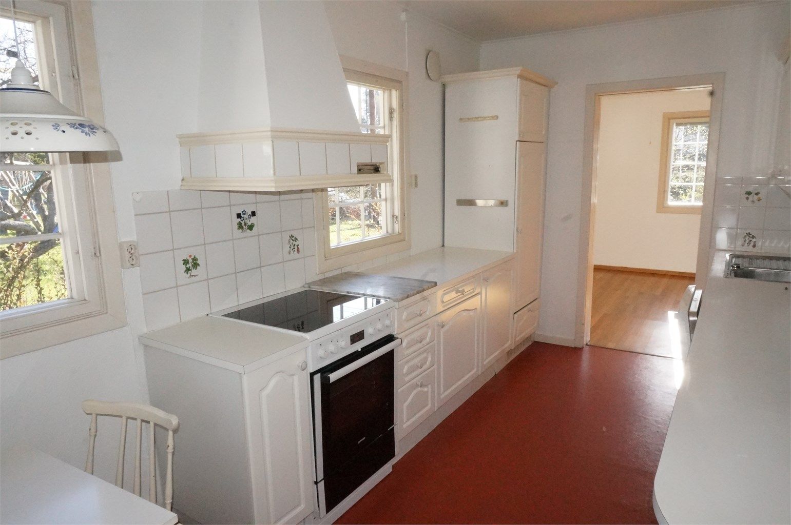 Kjøkkenet er totalrenovert vinteren 2025 med nytt gulv. Nye bilder kommer.