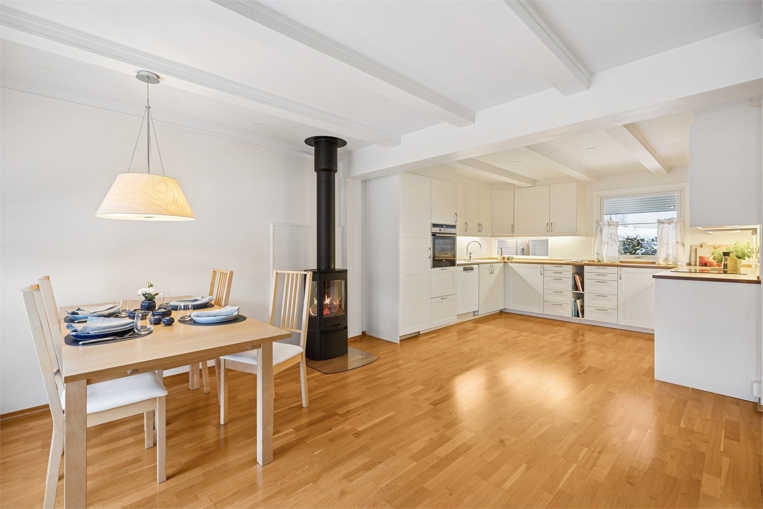 Med den åpne stue-/kjøkkenløsningen kan man samtale med gjestene mens man forbereder maten.