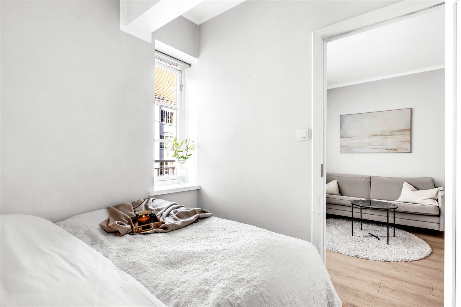 Vinduet slipper inn godt med naturlig dagslys til soverommet.