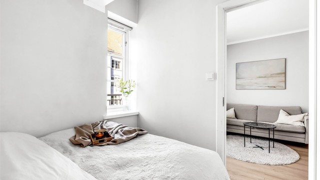 Vinduet slipper inn godt med naturlig dagslys til soverommet.