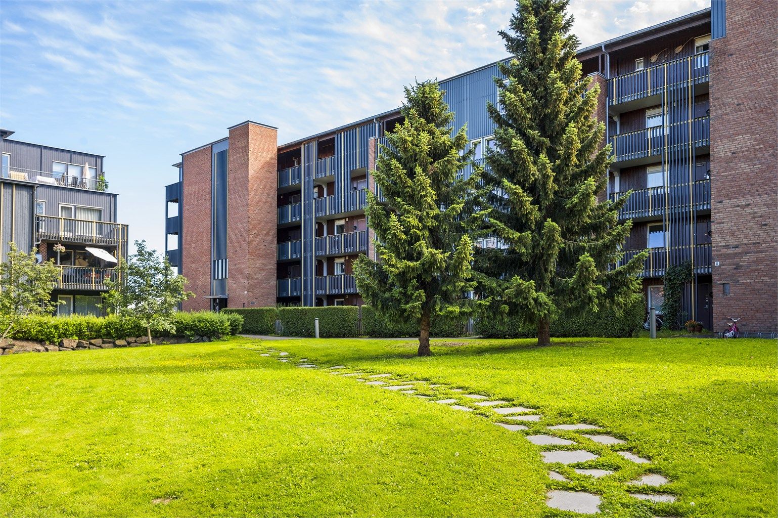 Sameiet har pent opparbeidede fellesarealer med gressplen og beplantning.