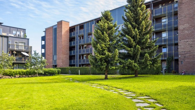 Sameiet har pent opparbeidede fellesarealer med gressplen og beplantning.