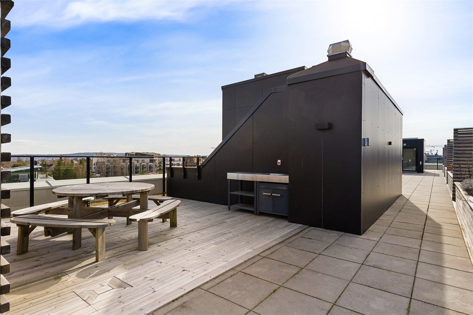 Felles takterrasse for beboerne i sameiet med sol fra tidlig morgen til sen kveld. Fantastisk utsikt utover alle himmelretninger