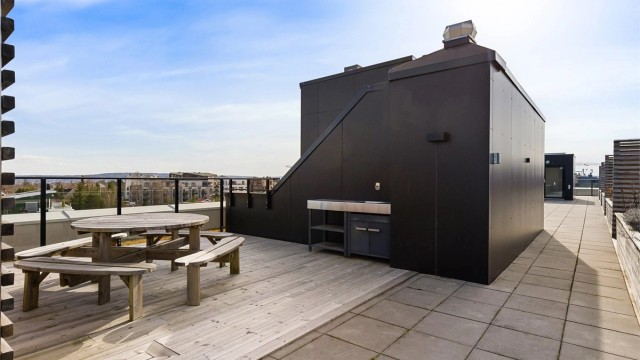 Felles takterrasse for beboerne i sameiet med sol fra tidlig morgen til sen kveld. Fantastisk utsikt utover alle himmelretninger