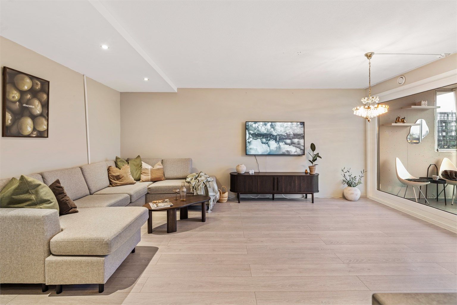 Stuen er et romslig og sentralt rom med plass til en større sofagruppe.