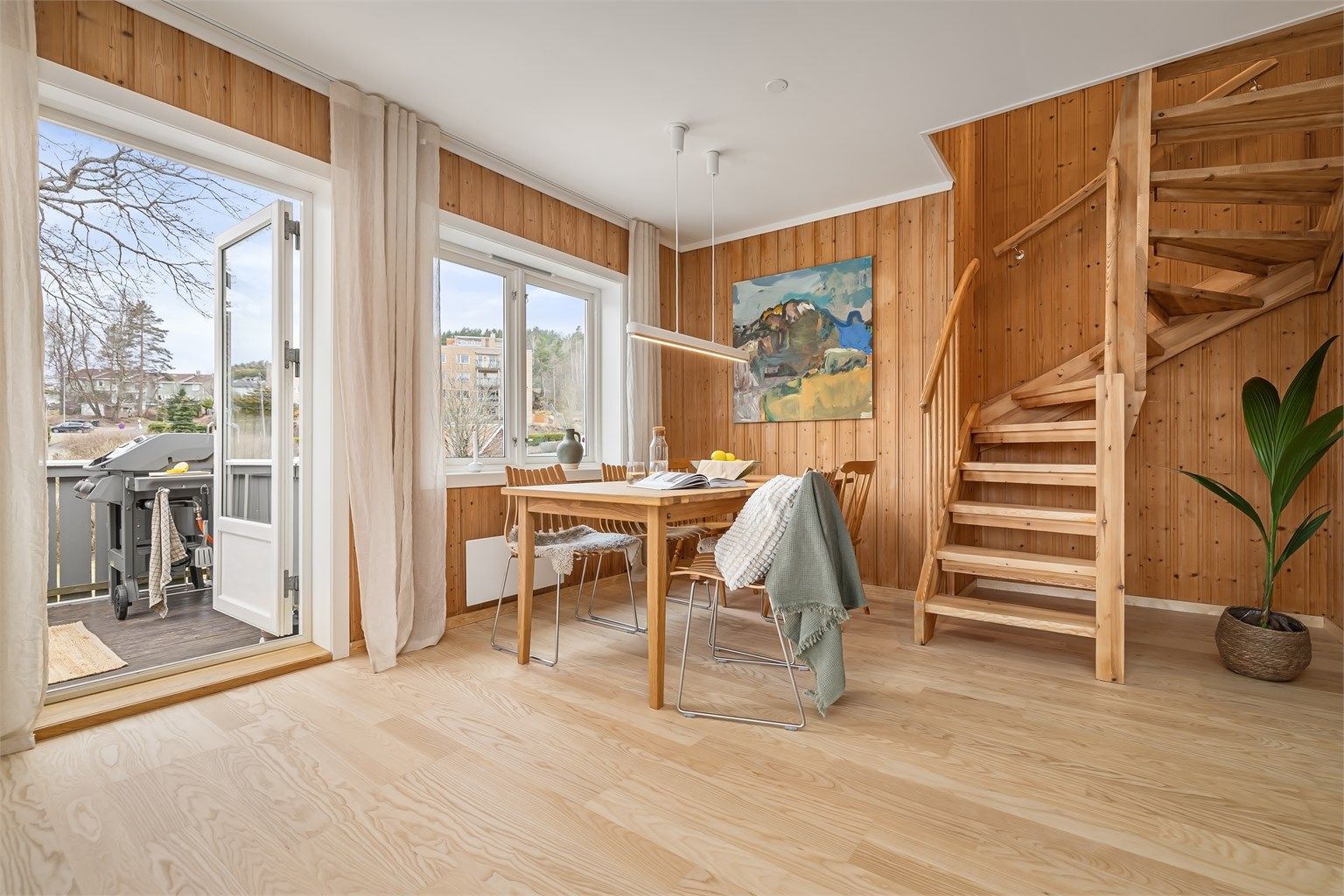  Fra stuen tar en balkongdør deg videre ut til balkongen