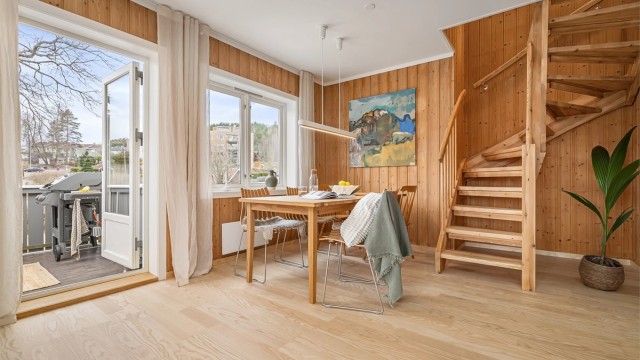 Fra stuen tar en balkongdør deg videre ut til balkongen