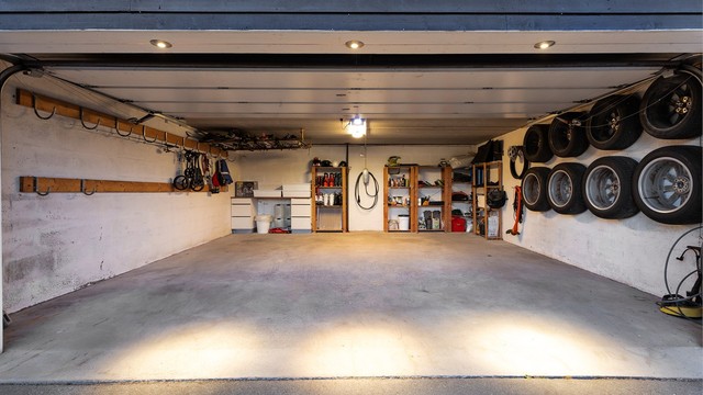 Stor dobbelgarashe med god plass for oppbevaring.