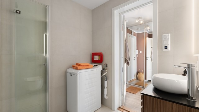 Badet har adkomst både fra soverommet og entréen