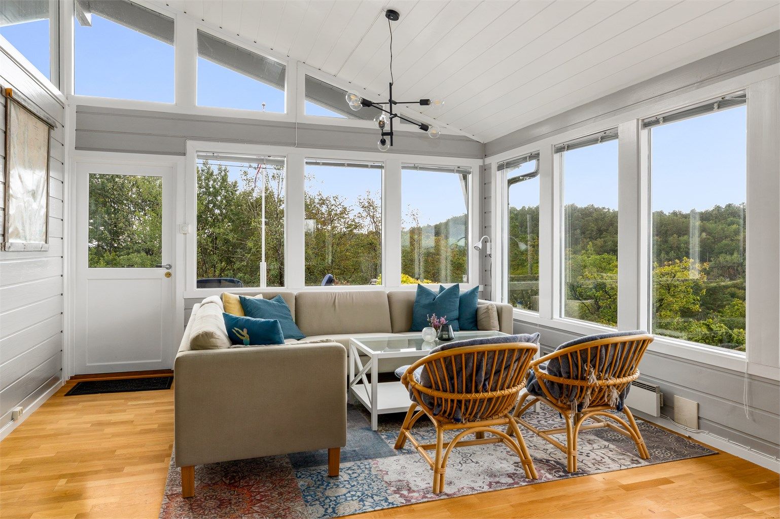 VELKOMMEN: Sofakroken har et åpent og innbydende uttrykk. Hytta som har 4 soverom og gjestehus med flere soveplasser og passer således godt for en sosial og gjestfri familie.