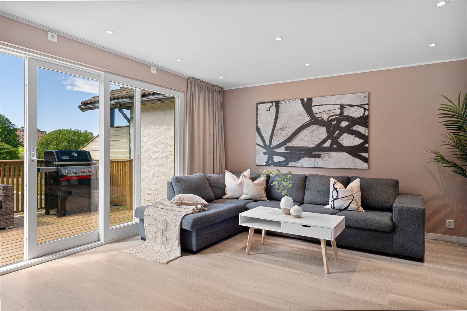 Stuen fremstår som lys og meget tiltalende med store vindusflater. Dette gir rikelig med naturlig lys og dermed en luftig følelse