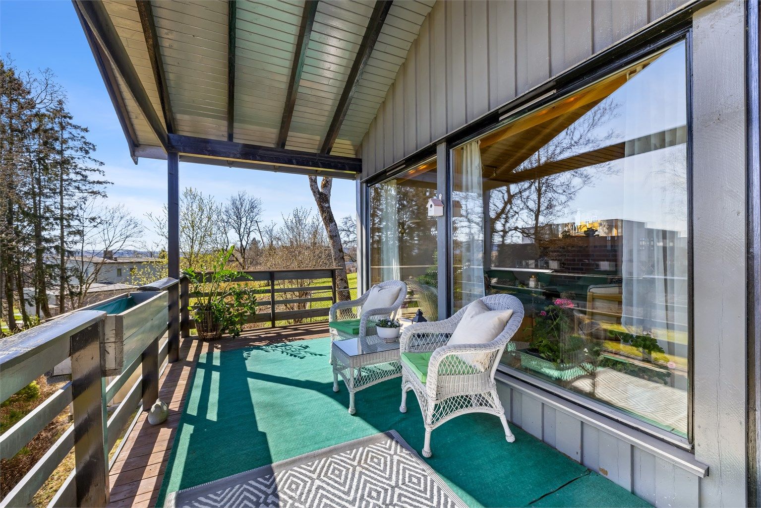 Verandaen er i trekonstruksjon med terrassebord på gulvet.