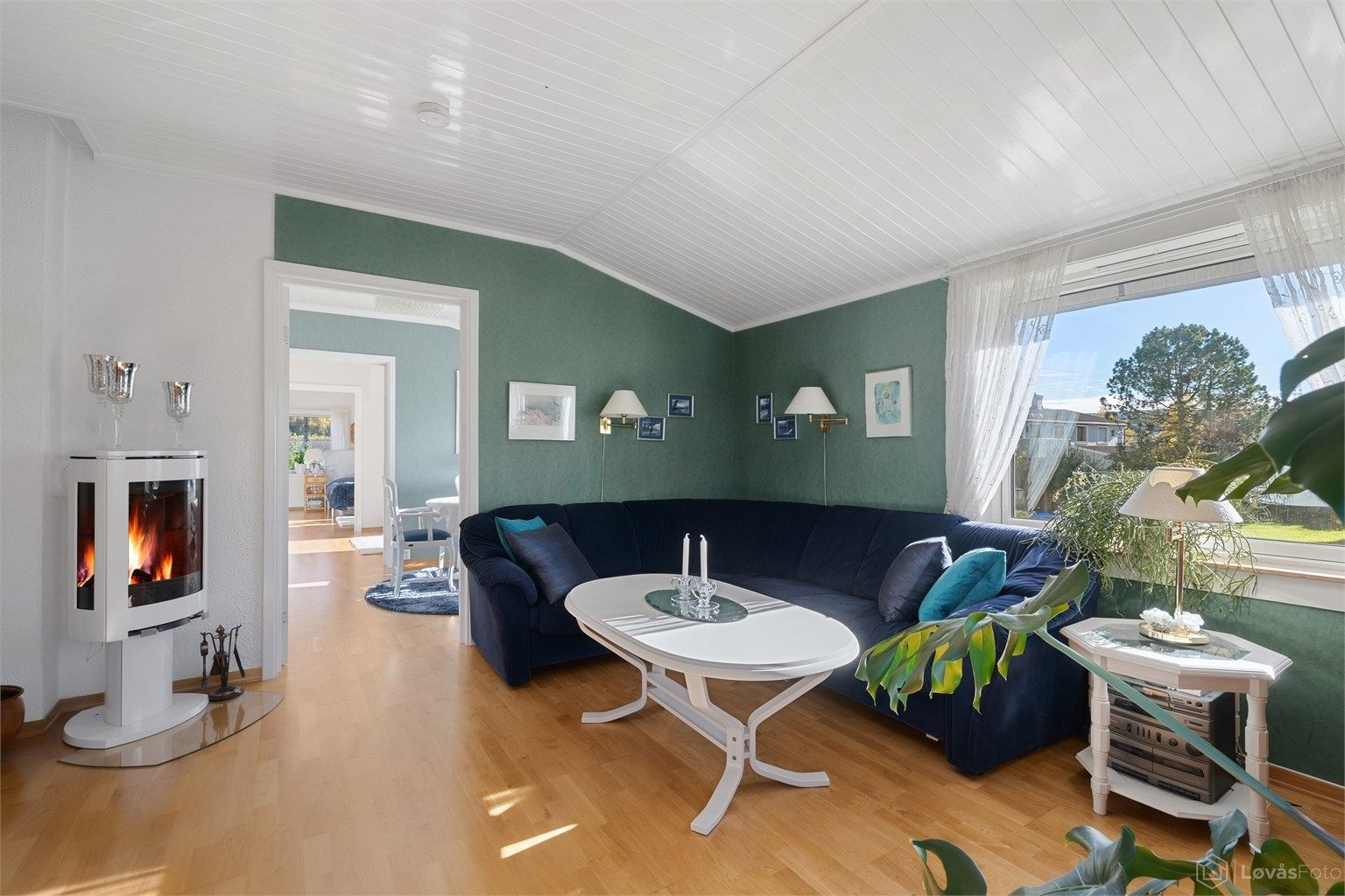 Stuen har god plass til en romslig sittegruppe og slipper inn rikelig med dagslys.
Foto: Løvås Foto