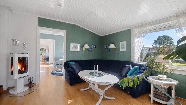 Stuen har god plass til en romslig sittegruppe og slipper inn rikelig med dagslys.
Foto: Løvås Foto