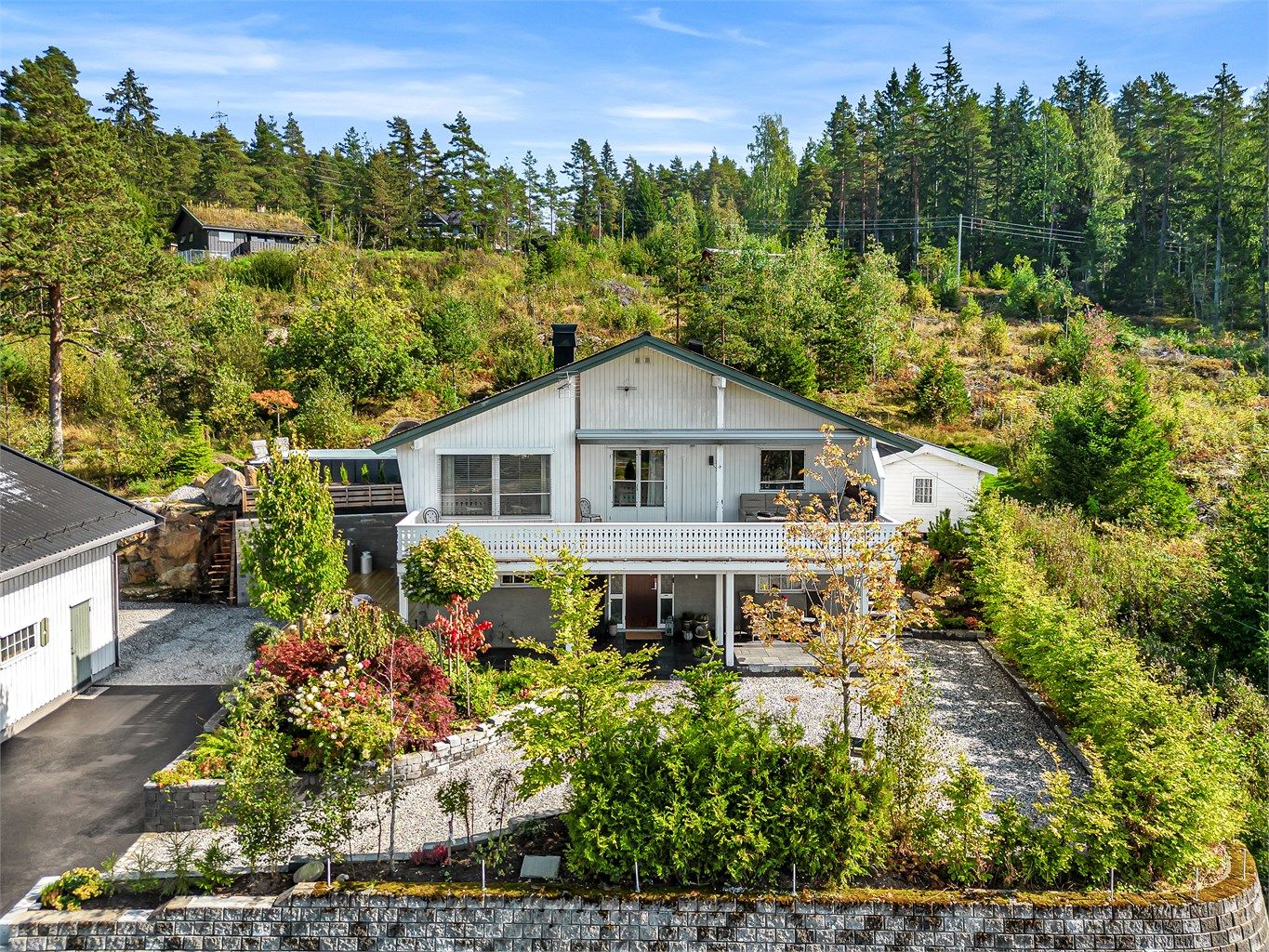 Stor og velholdt enebolig med sentral, samtidig landlig beliggenhet, flott usjenert tomt og parkering dobbelgarasje med el-bil lader.