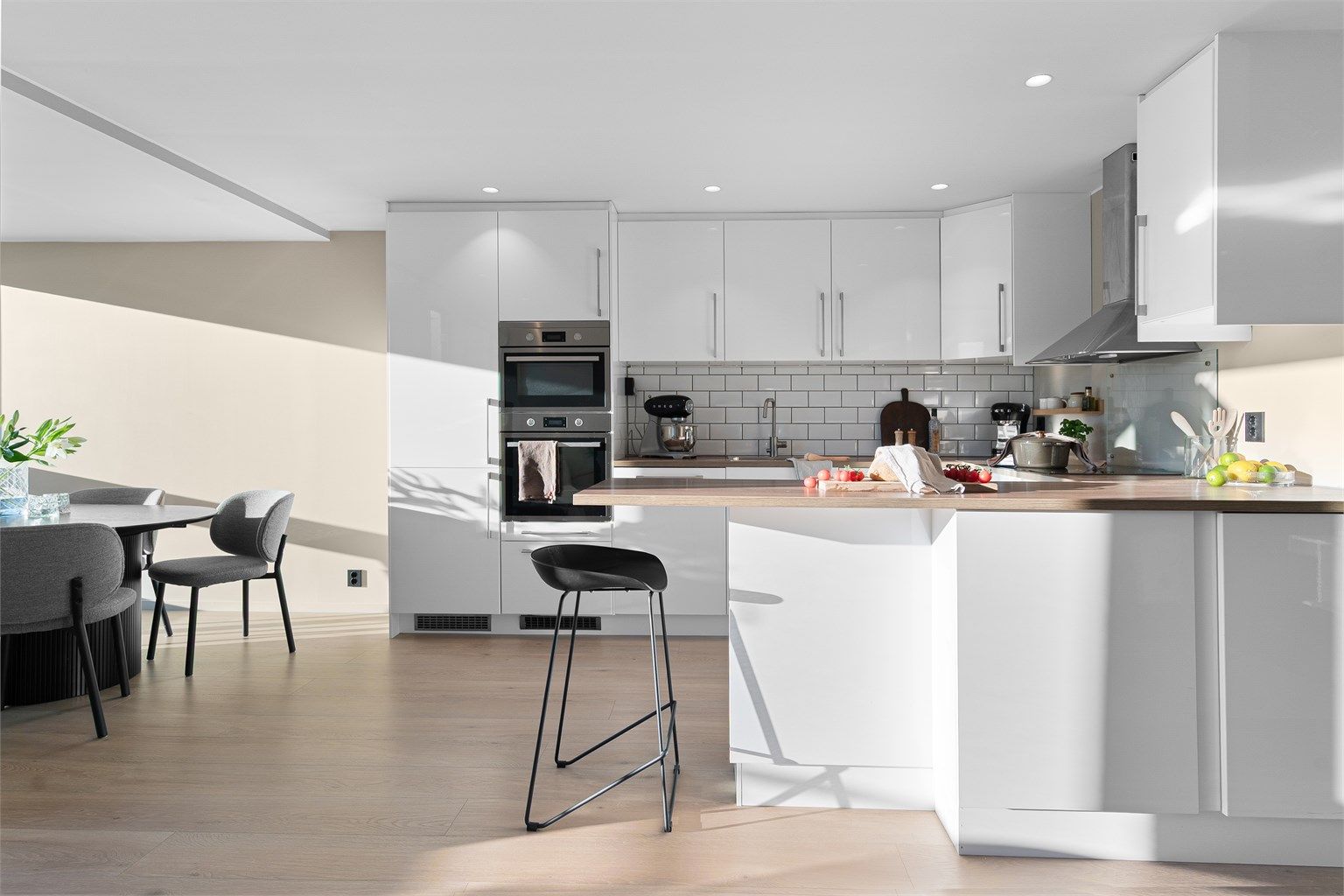 - Kjøkken og overflater ble pusset opp i 2019 -