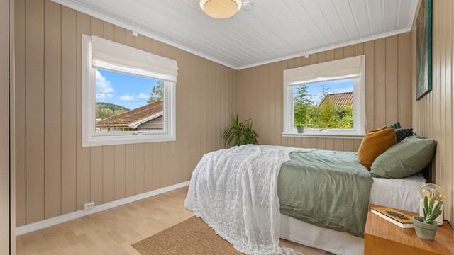 Det andre soverommet er av god størrelse med plass til seng og tilhørende møblement.