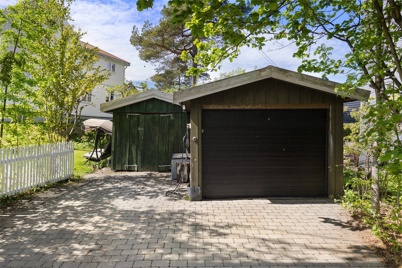 Det medfølger en garasje samt at det er plass til å parkere i egen innkjørsel 