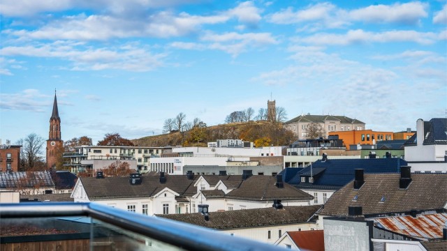 Fin utsikt til slottsfellet og kirkespiret