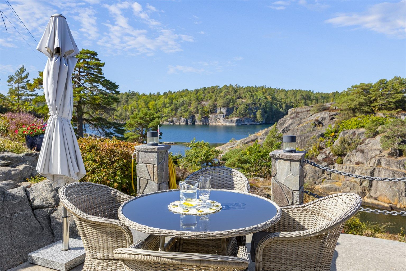 Herfra kan man nyte utsikten over sundet i rolige omgivelser.