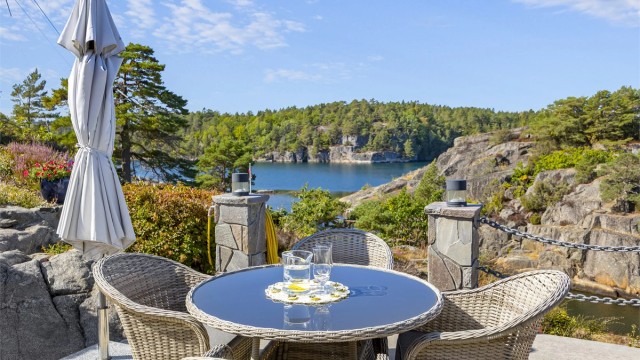 Herfra kan man nyte utsikten over sundet i rolige omgivelser.