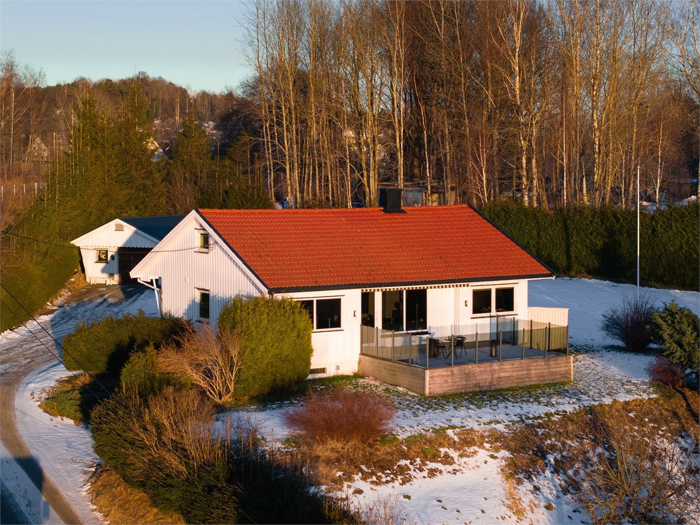 Eiendommen ligger i syd-vestlig terreng, med flott utsikt til Glomma og landskapet omkring. 
Fotograf; Kristoffer Kristiansen.