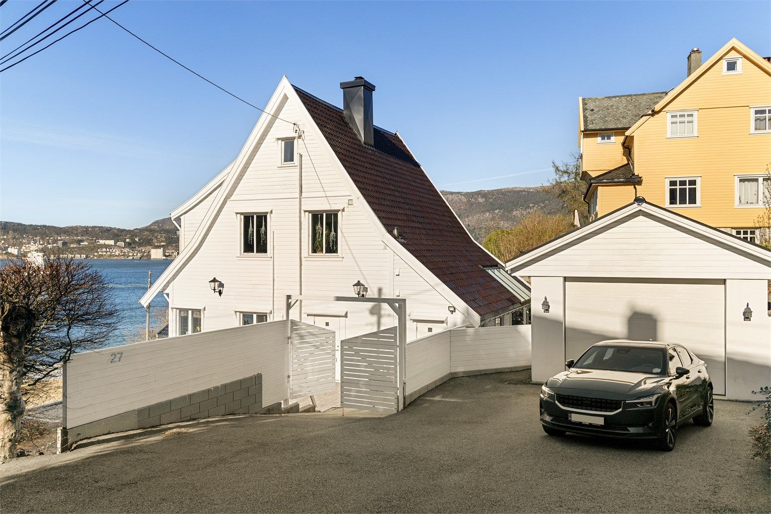 - Stor plass til å parkere på egen tomt, samt parkering i garasje -
