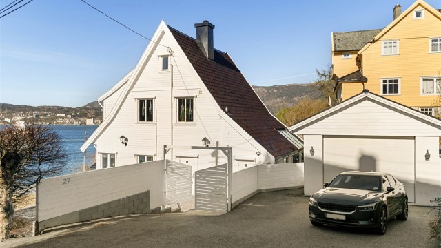 - Stor plass til å parkere på egen tomt, samt parkering i garasje -
