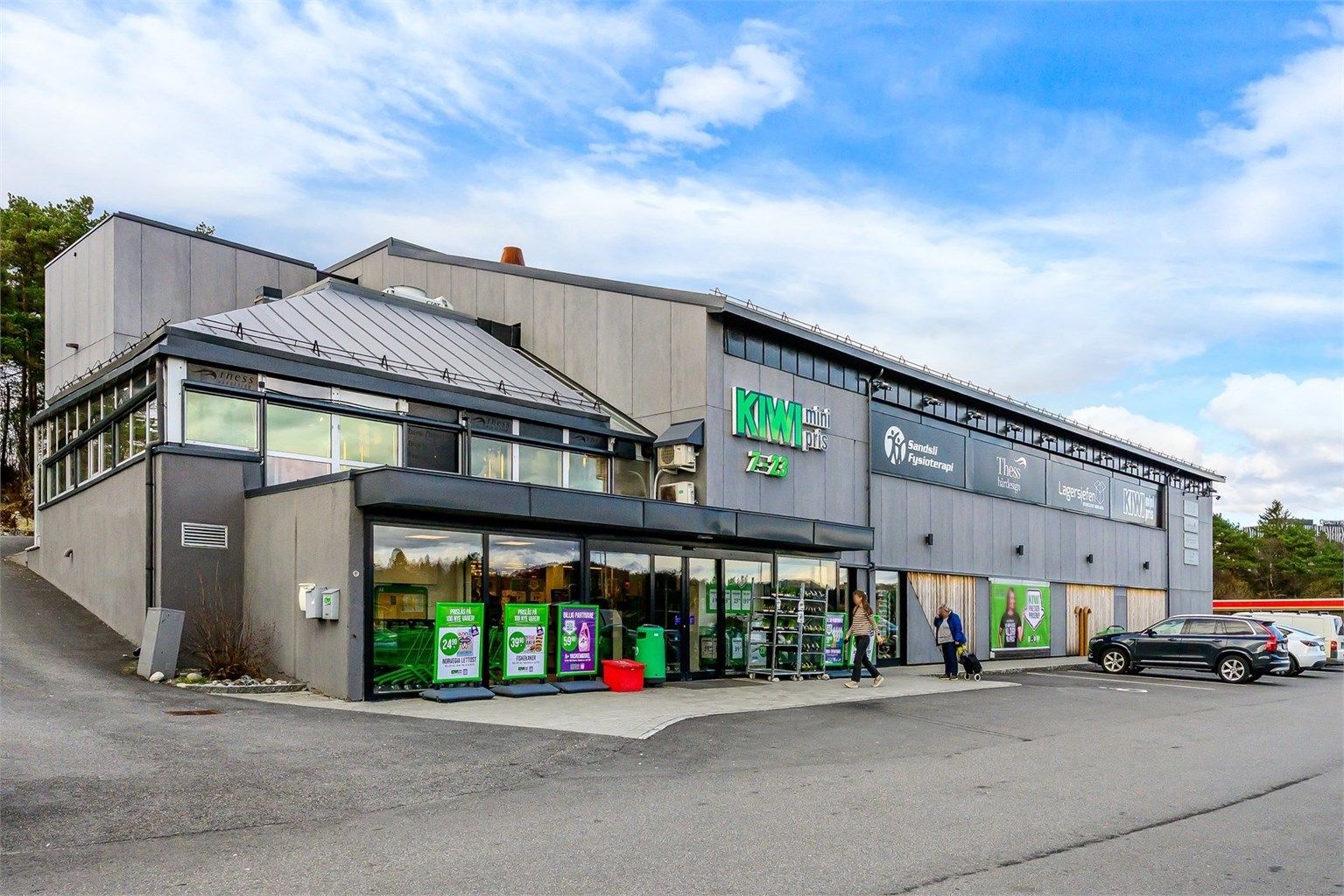 Både Kiwi og Rema ligger begge innen gangavstand til leiligheten